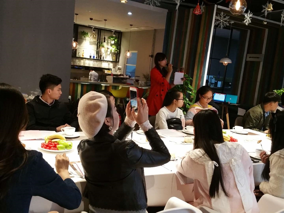 馮老師在講解日語學習