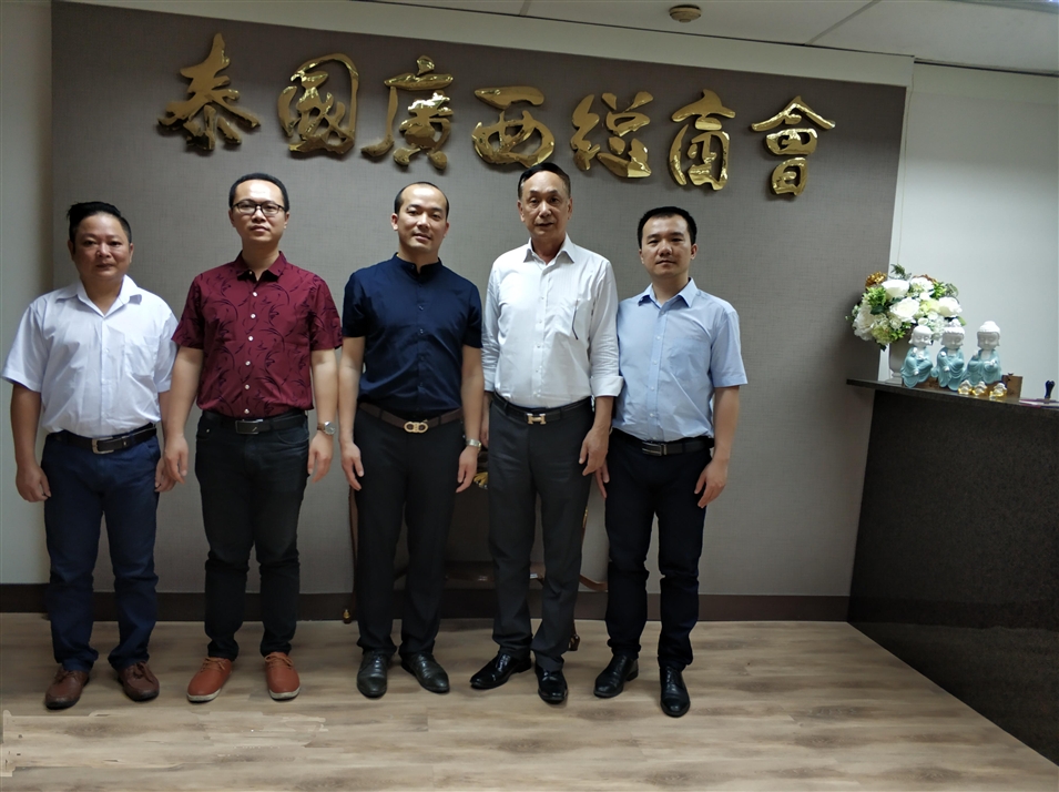 從左往右依次為國際部合伙人林健偉先生（左一），國際部總監(jiān)吳琪先生（左二），執(zhí)行董事粟宥朝先生（左三），商會主席李宇明（右二），國際部合伙人黃文超先生（右一）