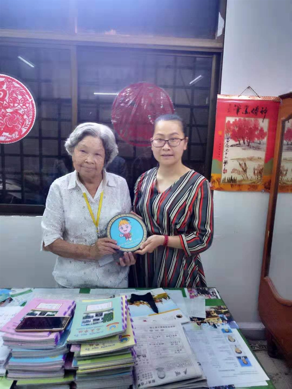 與崇正學校周校長合影