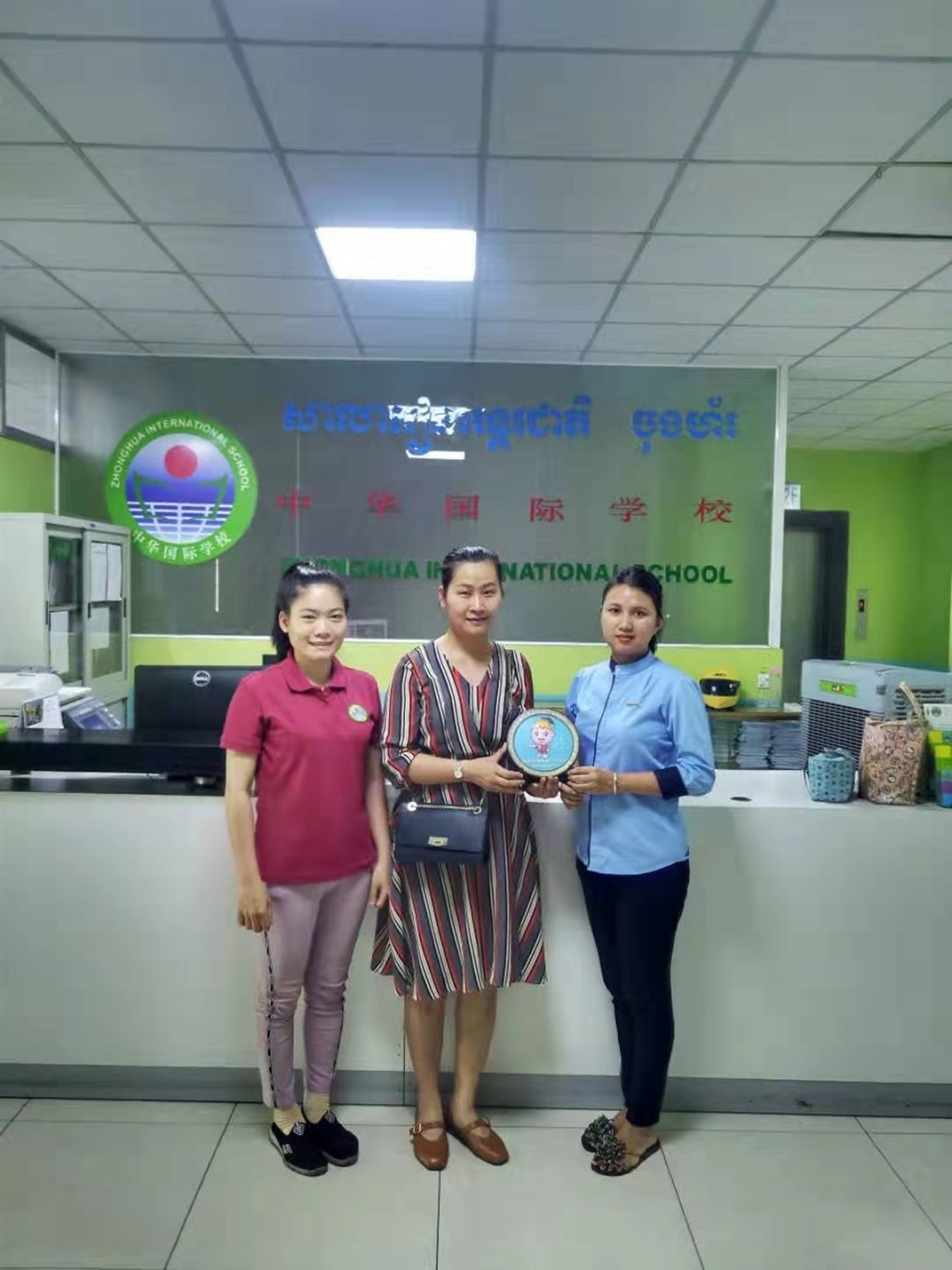 與中華國際學校老師合影