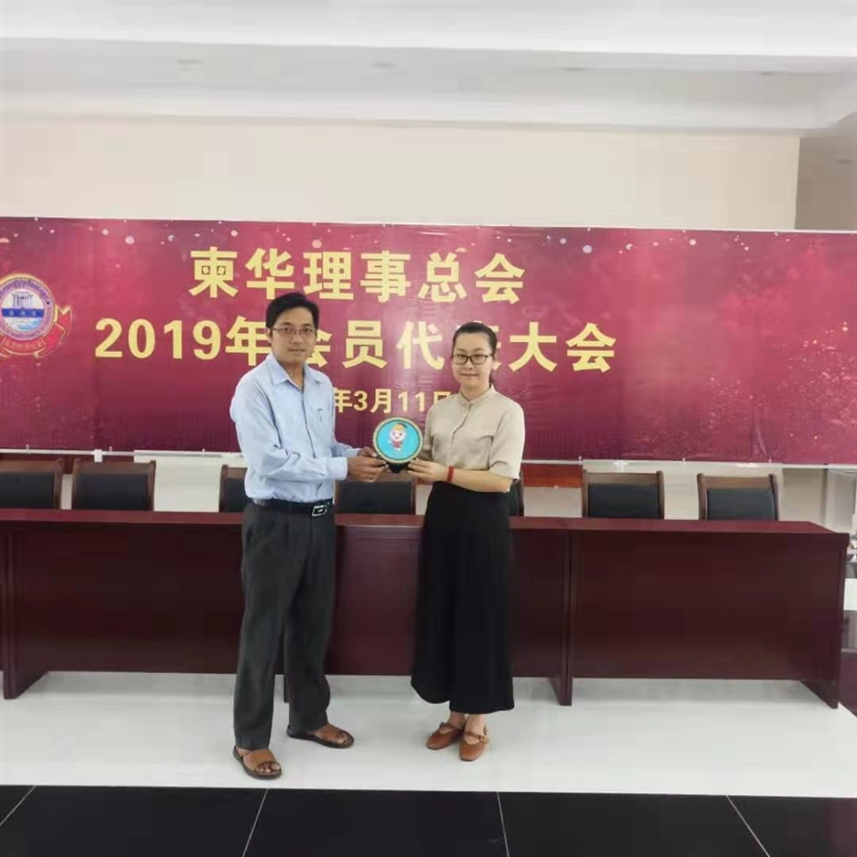 與柬華理事總會鐘耀輝秘書長合影，并交換了紀念品