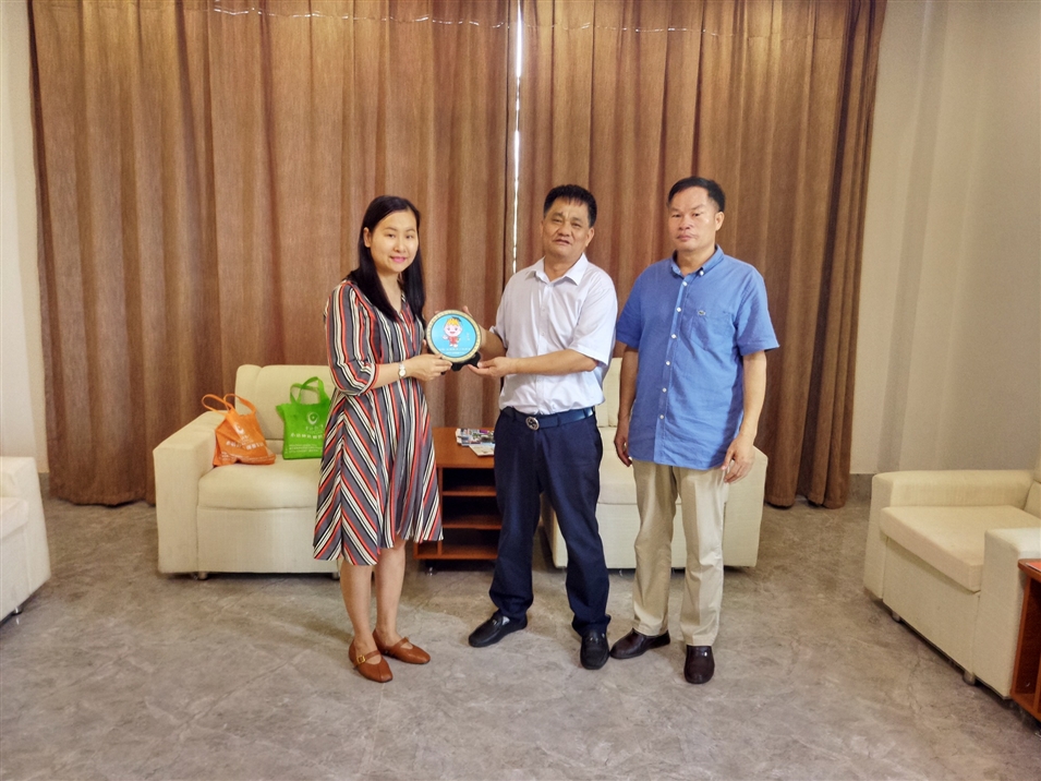 與謝站會長（左二）和鐘獻副會長（右一）合影留念