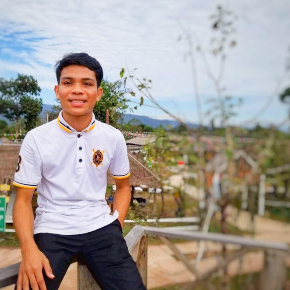 何冀南，柬埔寨人 老撾國立大學(xué)建筑學(xué)院城市規(guī)劃專業(yè)