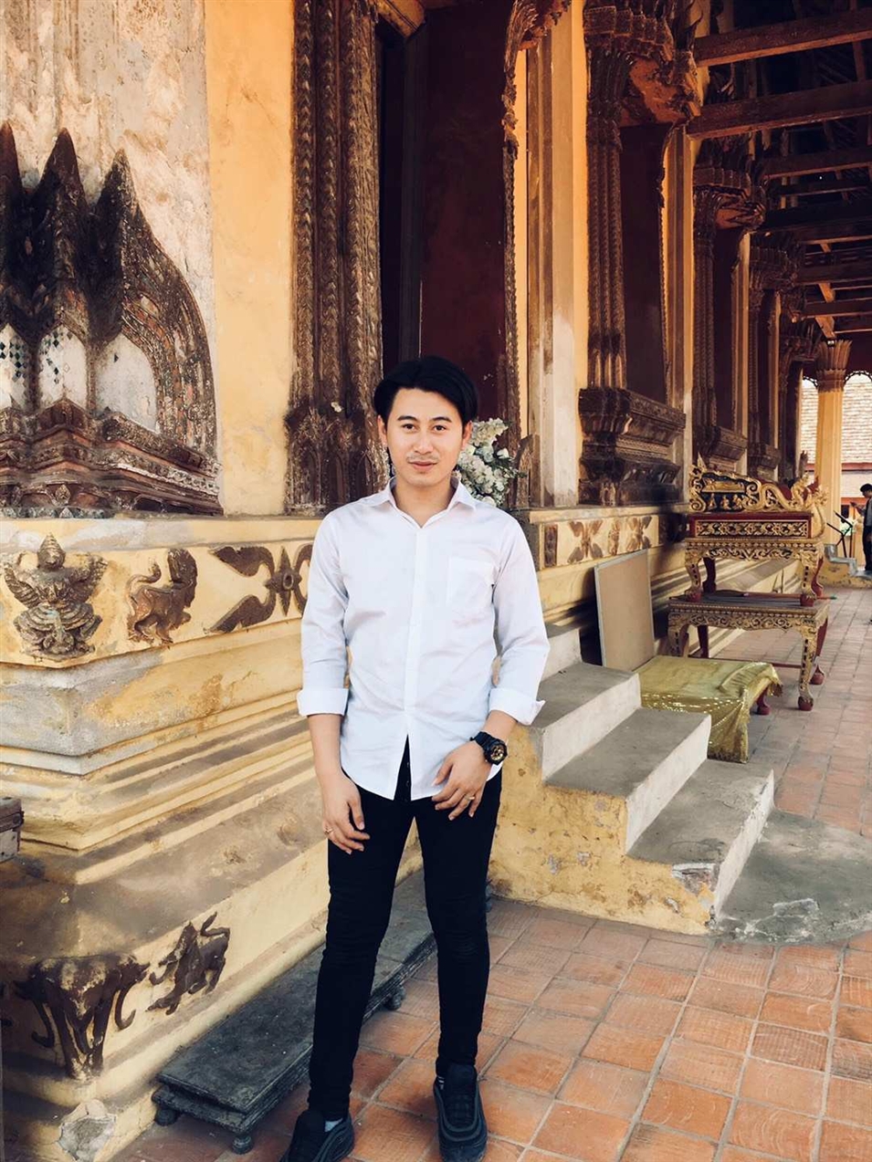 基諾，老撾首都萬象人，老撾國立大學文學院德語系大二學生， 